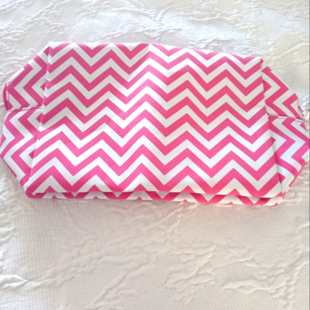 NWOT!! Skinn by Dimitri James Pink & White Chevron Pattern Cosmetic Bag